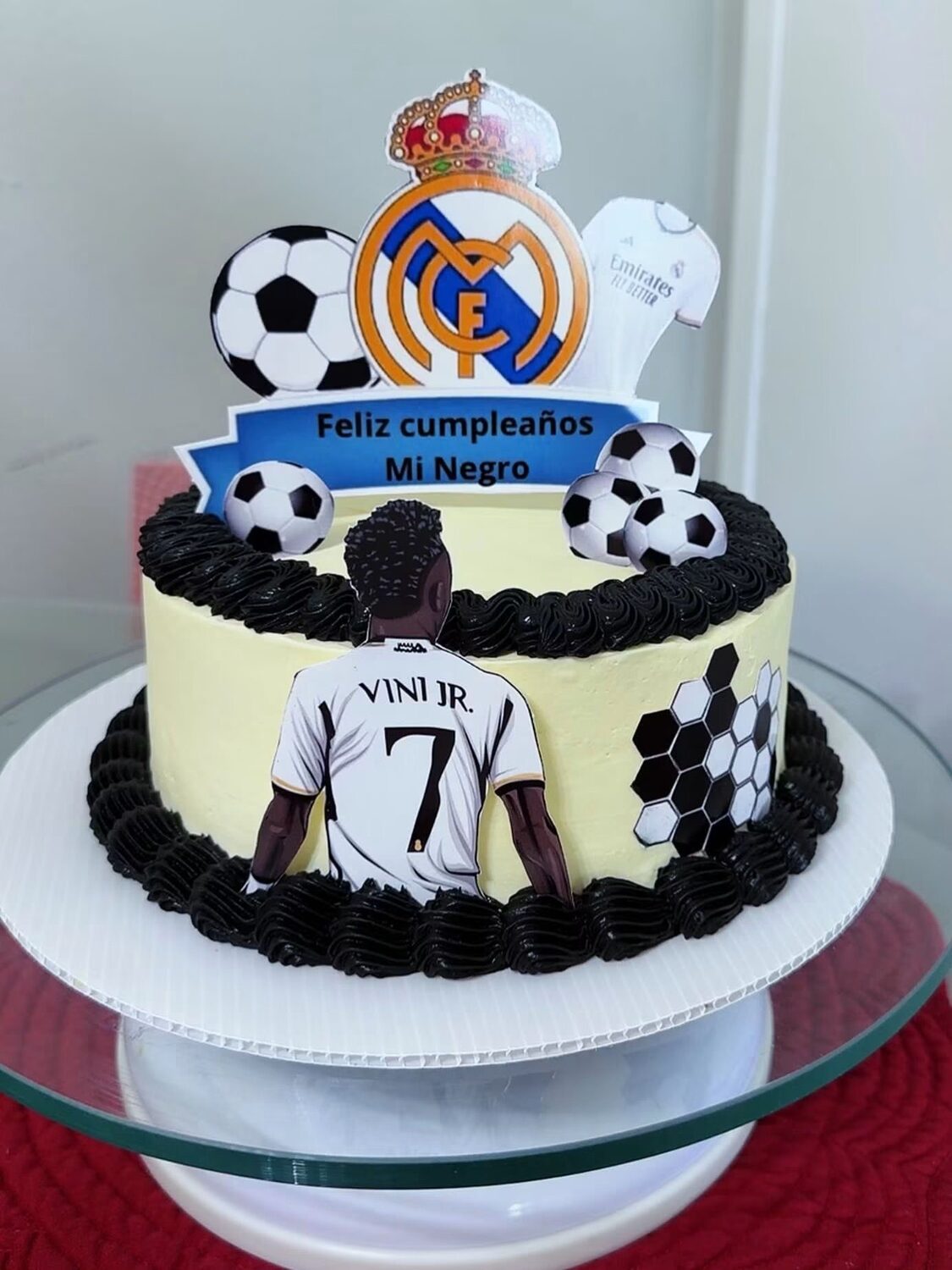 Custom birthday cake by Juandy Impulso & Eventos in Denver and Aurora, Colorado