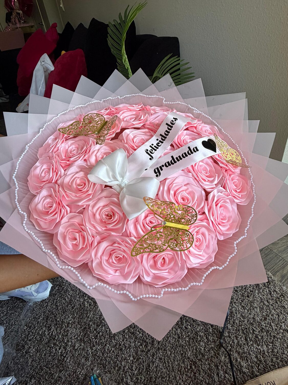 Elegant custom cake by Juandy Impulso & Eventos, Denver CO